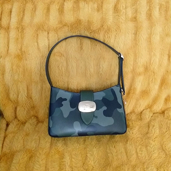 🆕 COACH Genuine Leather Small Camo Purse - Picture 2 of 16